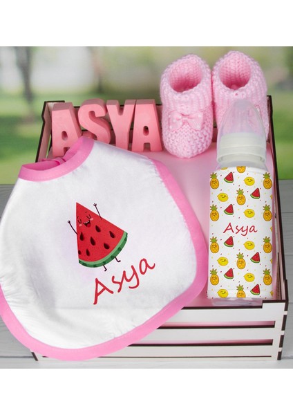Ahşap Sandıkta Kişiye Özel Önlük Biberon Taş Isimlik ve Patik Bebek Hediye Seti 109521