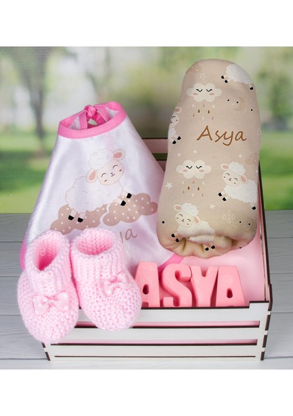 Ahşap Sandıkta Kişiye Özel Önlük Battaniye Taş Isimlik ve Patik Bebek Hediye Seti 109743