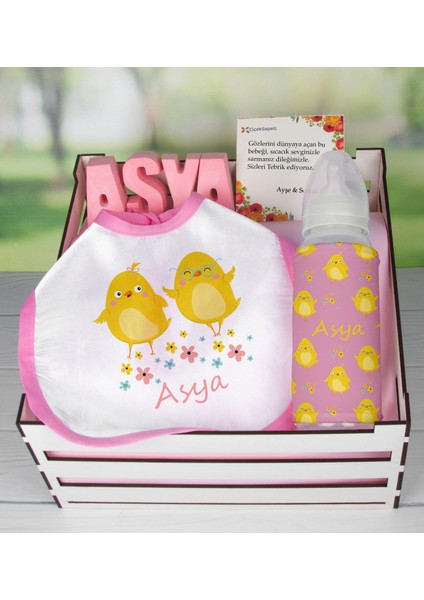 Ahşap Sandıkta Kişiye Özel Önlük Biberon ve Taş Isimlik Bebek Hediye Seti 109549