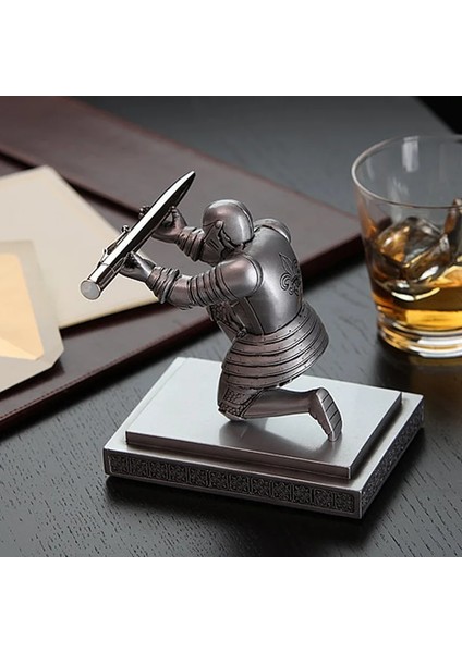Gümüş Tarzı Ofis Aksesuarı Organizatör Kalem Standı Kalem Tutucu Yönetici Şövalye Kalem Tutucu Şövalye Diz Çökmüş Kalem Tutucu Ofis Masası Organizatör (Yurt Dışından) fiyatları