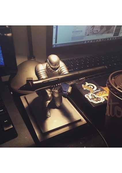 Gümüş Tarzı Ofis Aksesuarı Organizatör Kalem Standı Kalem Tutucu Yönetici Şövalye Kalem Tutucu Şövalye Diz Çökmüş Kalem Tutucu Ofis Masası Organizatör (Yurt Dışından) indirimleri