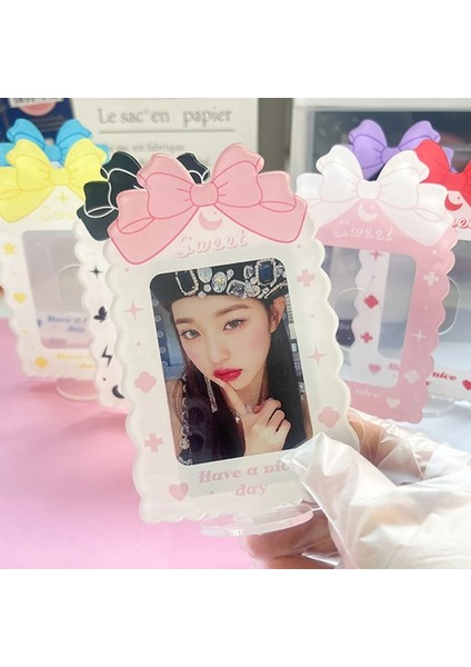 Kırmızı Stil Tatlı Ilmek Akrilik Kart Ekran Standı Masaüstü Dekor 3 Ioto Koruma Fotoğraf Tutucu Fotocard Çerçeve Kart Kılıfı (Yurt Dışından) fiyatları
