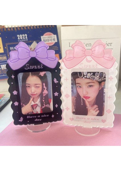 Kırmızı Stil Tatlı Ilmek Akrilik Kart Ekran Standı Masaüstü Dekor 3 Ioto Koruma Fotoğraf Tutucu Fotocard Çerçeve Kart Kılıfı (Yurt Dışından) fırsatları