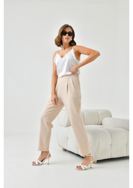 Kadın Lastikli Pleli Dar Paça Pantolon Beige fırsatları