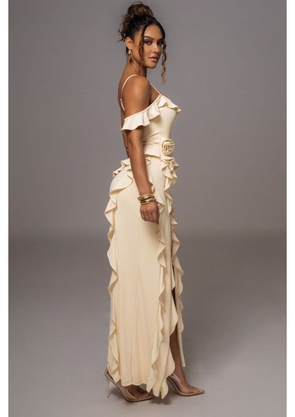 Kadın Sandy Kumaş Fırfırlı Gül Aksesuarlı Yırtmaç Detaylı Maxi Boy Elbise fırsatları