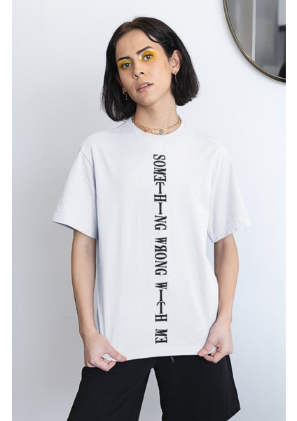 Unisex Oversize Some Thing Wrong With Me Yazılı T-Shirt fiyatları