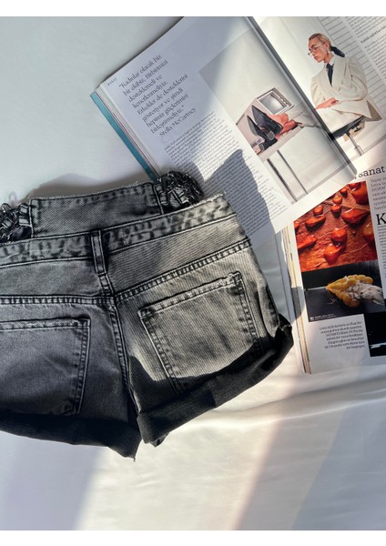 Veronica Bel Zincir Aksesuarlı Denim Şort