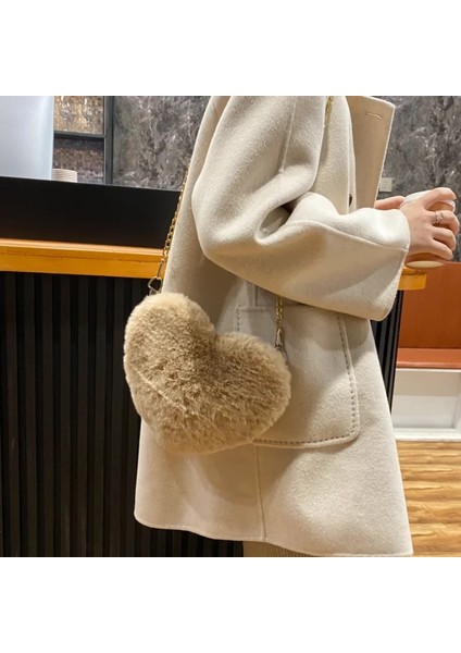 Krem Beyaz Tarzı 25CM x 20CM Moda Kalp Şeklinde Faux Kürk Crossbody Çanta Wome Için Yeni Cüzdan Çanta Zincir Omuz Çantası Zinciri Tatlı Bayan Kız Çanta (Yurt Dışından) fırsatları