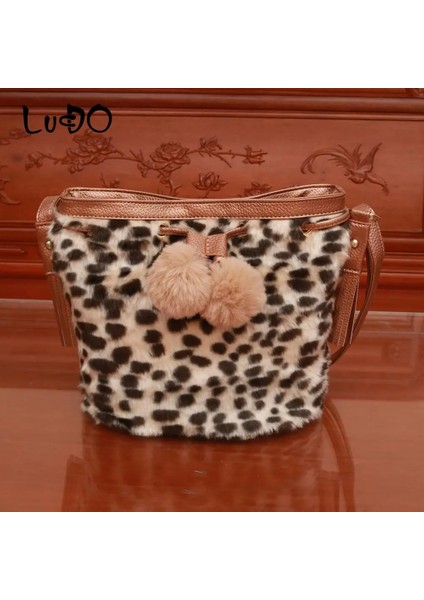 Kahverengi Leopar Tarzı 25X24X13CM Moda Sonbahar Kış Kadın Omuz Çantası Leopar Peluş Kürk Tüylü Bayanlar Crossbody Çanta Kadın Püskül Topu Tote Bolsos Mujer Yeni (Yurt Dışından)
