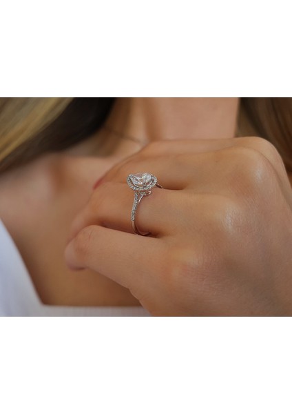 Pırlanta ve Beyaz Topaz Su Damlası Yüzük 0423R0186