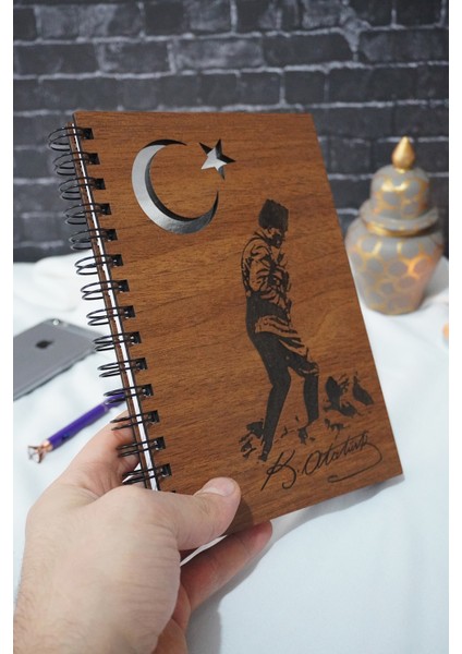 Mustafa Kemal Atatürk Ahşap Kapaklı Okul Defteri- Günlük - Çizgisiz Defter (Ahşap Rengi Ceviz)