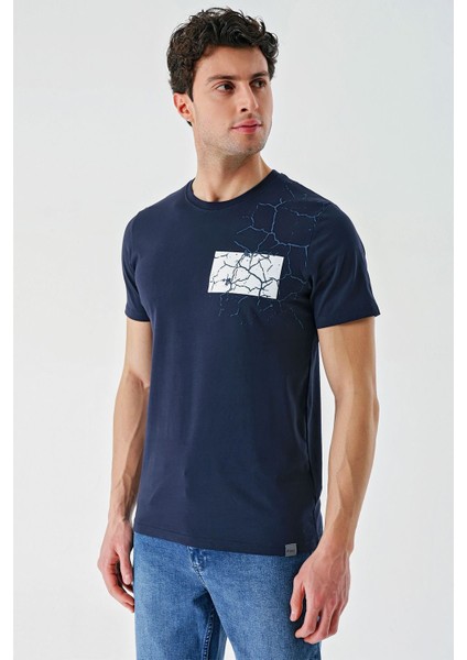 Koyu Lacivert Baskılı Bez Ayağı Bisiklet Yaka Cepli %100 Pamuk Slim Fit Dar Kesim T-Shirt 1011240180