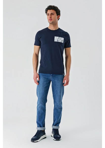 Koyu Lacivert Baskılı Bez Ayağı Bisiklet Yaka Cepli %100 Pamuk Slim Fit Dar Kesim T-Shirt 1011240180