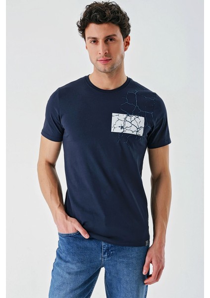 Koyu Lacivert Baskılı Bez Ayağı Bisiklet Yaka Cepli %100 Pamuk Slim Fit Dar Kesim T-Shirt 1011240180
