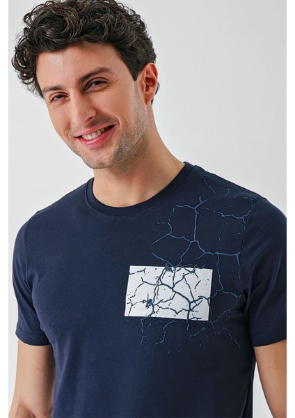 Koyu Lacivert Baskılı Bez Ayağı Bisiklet Yaka Cepli %100 Pamuk Slim Fit Dar Kesim T-Shirt 1011240180