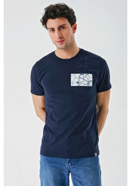 Koyu Lacivert Baskılı Bez Ayağı Bisiklet Yaka Cepli %100 Pamuk Slim Fit Dar Kesim T-Shirt 1011240180