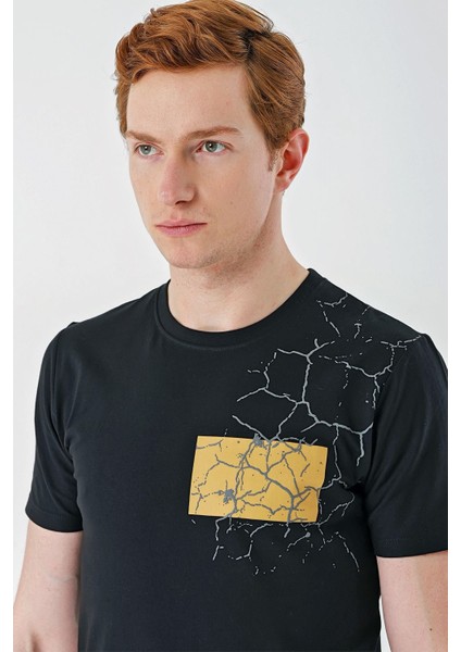 Siyah Baskılı Bez Ayağı Bisiklet Yaka Cepli %100 Pamuk Slim Fit Dar Kesim T-Shirt 1011240180
