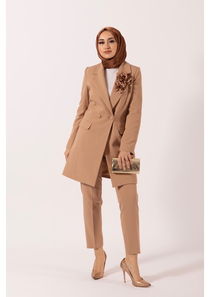 Çiçek Broşlu Ceket Takım Camel