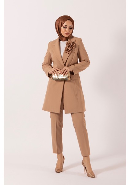 Çiçek Broşlu Ceket Takım Camel