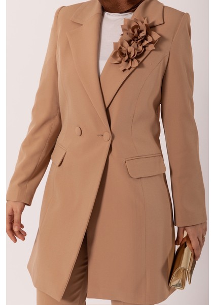 Çiçek Broşlu Ceket Takım Camel