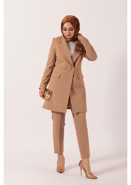 Çiçek Broşlu Ceket Takım Camel