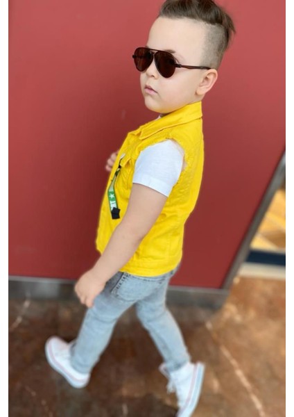 Erkek Çocuk Merci Yazı Baskılı Tişört Jean Pantolon ve Düğme Detaylı Sıfır Kol Jean Sarı Yelek Alt Üst Takım