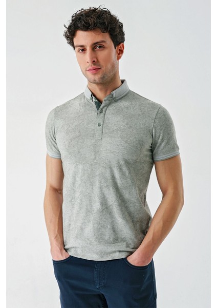 Koyu Haki Desenli Jakarlı Düğmeli Yaka Cepli Casual Slim Fit Dar Kesim Tişört 1011240176 modelleri