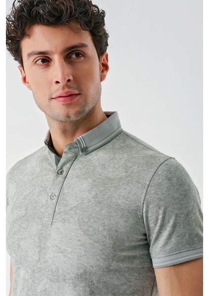 Koyu Haki Desenli Jakarlı Düğmeli Yaka Cepli Casual Slim Fit Dar Kesim Tişört 1011240176 indirimleri