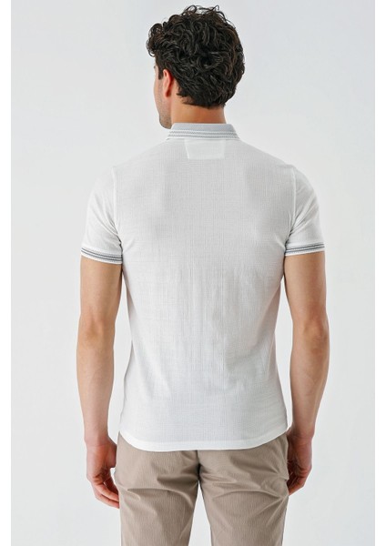 Beyaz Desenli Jakarlı Düğmeli Yaka Cepli Casual Slim Fit Dar Kesim Tişört 1011240174