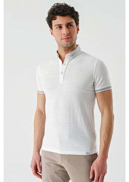 Beyaz Desenli Jakarlı Düğmeli Yaka Cepli Casual Slim Fit Dar Kesim Tişört 1011240174
