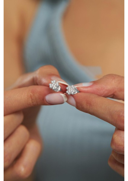 Zirkon Taşlı Rodyum Yonca Minimal Çivili Gümüş Küpe