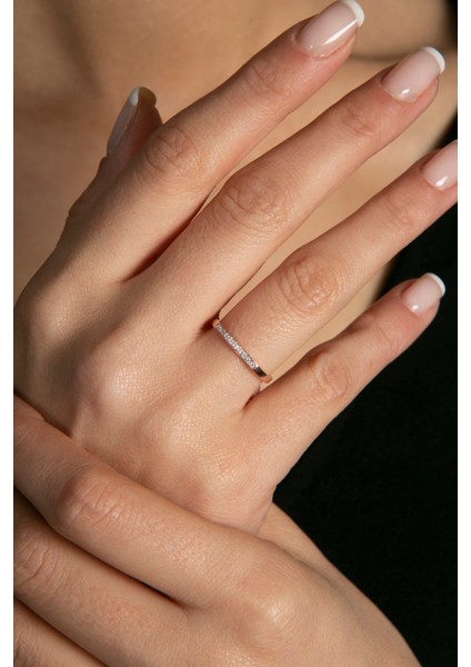 Kadın Sıra Taşlı Minimal Model 925 Ayar Gümüş Yüzük