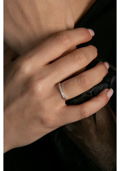 Kadın Sıra Taşlı Minimal Model 925 Ayar Gümüş Yüzük modelleri