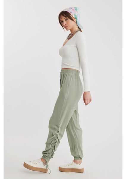 Yanları Büzgülü Beli ve Paçası Lastikli Pantolon modelleri