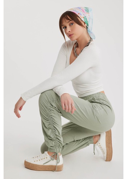 Yanları Büzgülü Beli ve Paçası Lastikli Pantolon