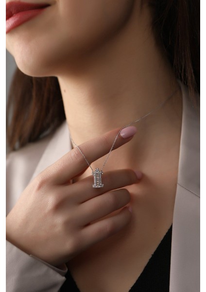 925 Ayar Rodyum Kaplamalı Pırlanta Görünümlü Harfli Gümüş Kolye