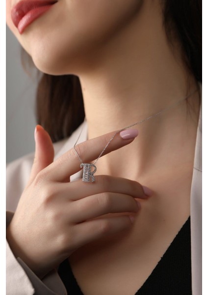 925 Ayar Rodyum Kaplamalı Pırlanta Görünümlü Harfli Gümüş Kolye