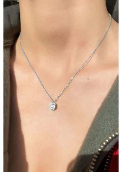 925 Ayar Rodyum Kaplamalı Beyaz Baget Taşlı Gümüş Kolye