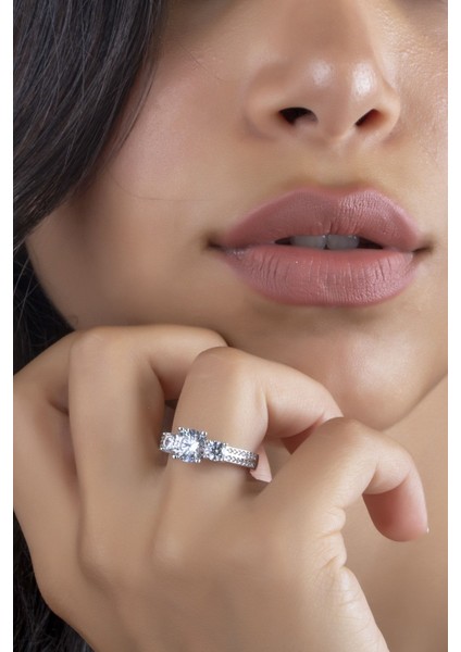 Swarovski 3 Taşlı Tasarım Rodyum Kaplamalı 925 Ayar Gümüş Yüzük