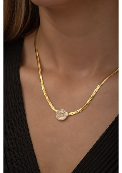 925 Ayar Gold Kaplamalı Beyaz Baget Taşlı Yuvarlak Tasarım Gümüş Kolye