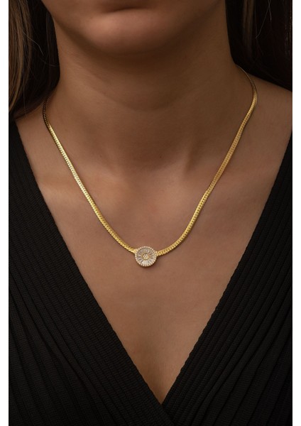 925 Ayar Gold Kaplamalı Beyaz Baget Taşlı Yuvarlak Tasarım Gümüş Kolye fiyatları