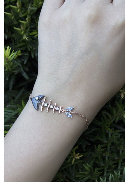 925 Ayar Rose Kaplamalı Beyaz ve Mavi Zirkon Taşlı Siyah Kalemli Balık Kılçığı Gümüş Bileklik