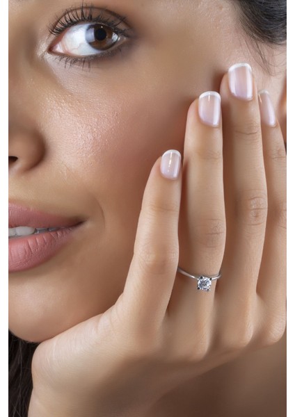 Swarovski Tek Taşlı Tasarım Rodyum Kaplamalı 925 Ayar Gümüş Yüzük