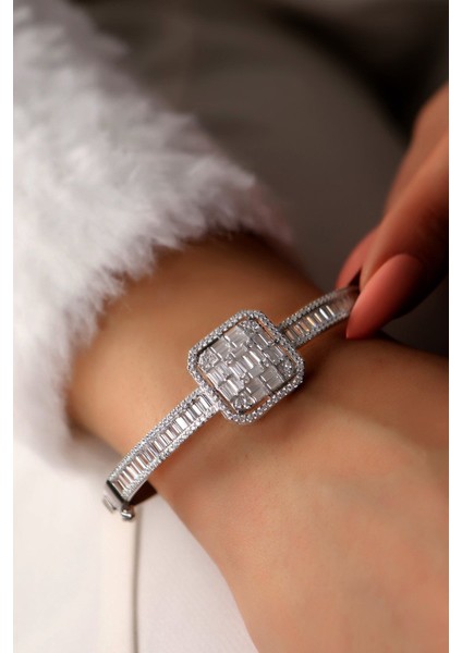 Euro Star 925 Ayar Kare Kristal Baget Taşlı Gümüş Kelepçe Bileklik