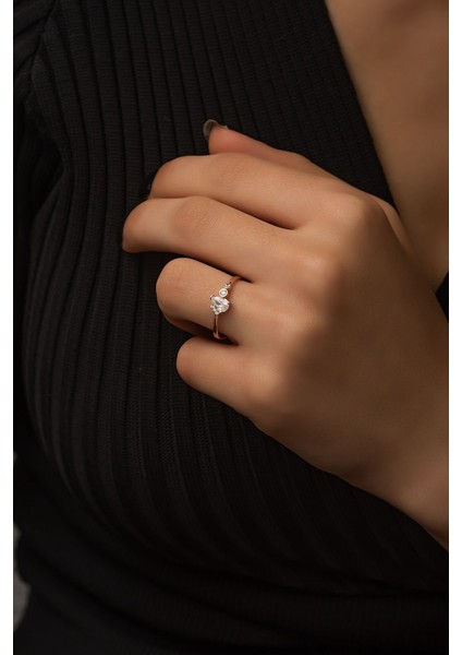 925 Ayar Rose Kaplamalı Damla Kesim Beyaz Taşlı Zarif Gümüş Yüzük fiyatları