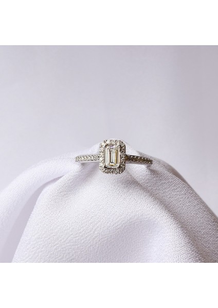 Pırlanta Emerald Kesim Kolları Taşlı Beyaz Altın Yüzük fiyatları
