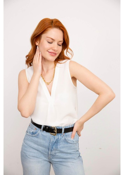 Beyaz V Yaka Sıfır Kol Bluz