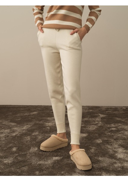 Kadın Kırık Beyaz Formunu Koruyan Regular Fit Pantolon fiyatları