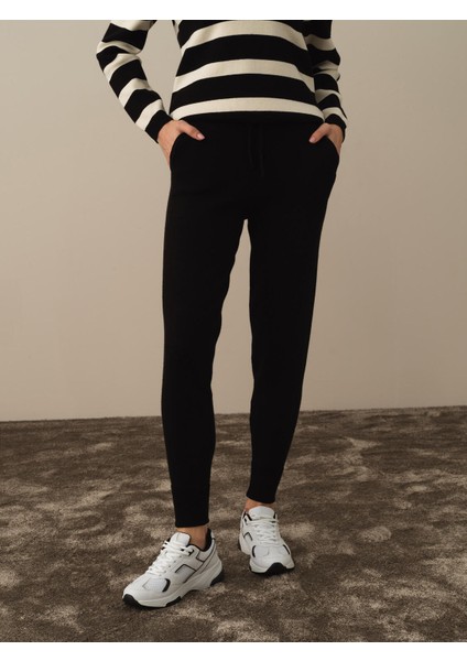 Kadın Siyah Formunu Koruyan Regular Fit Pantolon fiyatları