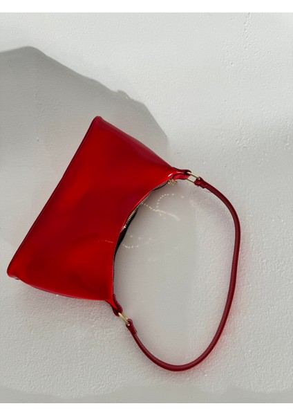 Loya Kırmızı Rugan Saplı Çanta fırsatları